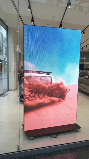 LED MEGAWALL Duży plakat LED na stojaku z kółkami